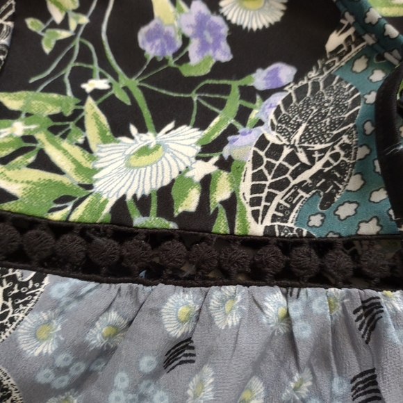 New🎀Chelsea & Theodore crochet detail tiered floral neck ties long sleeve - Picture 7 of 9